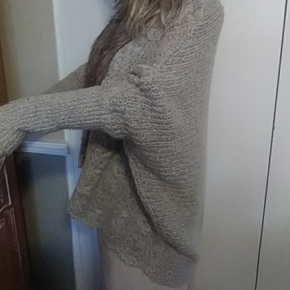 XOXO Beautiful faux fur collar sweater - Picture 6 of 8